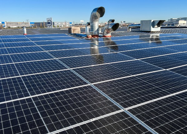 Inversiones Venespor instala placas solares en su central de Alcalá de Henares para hacer un 35% más sostenible su actividad